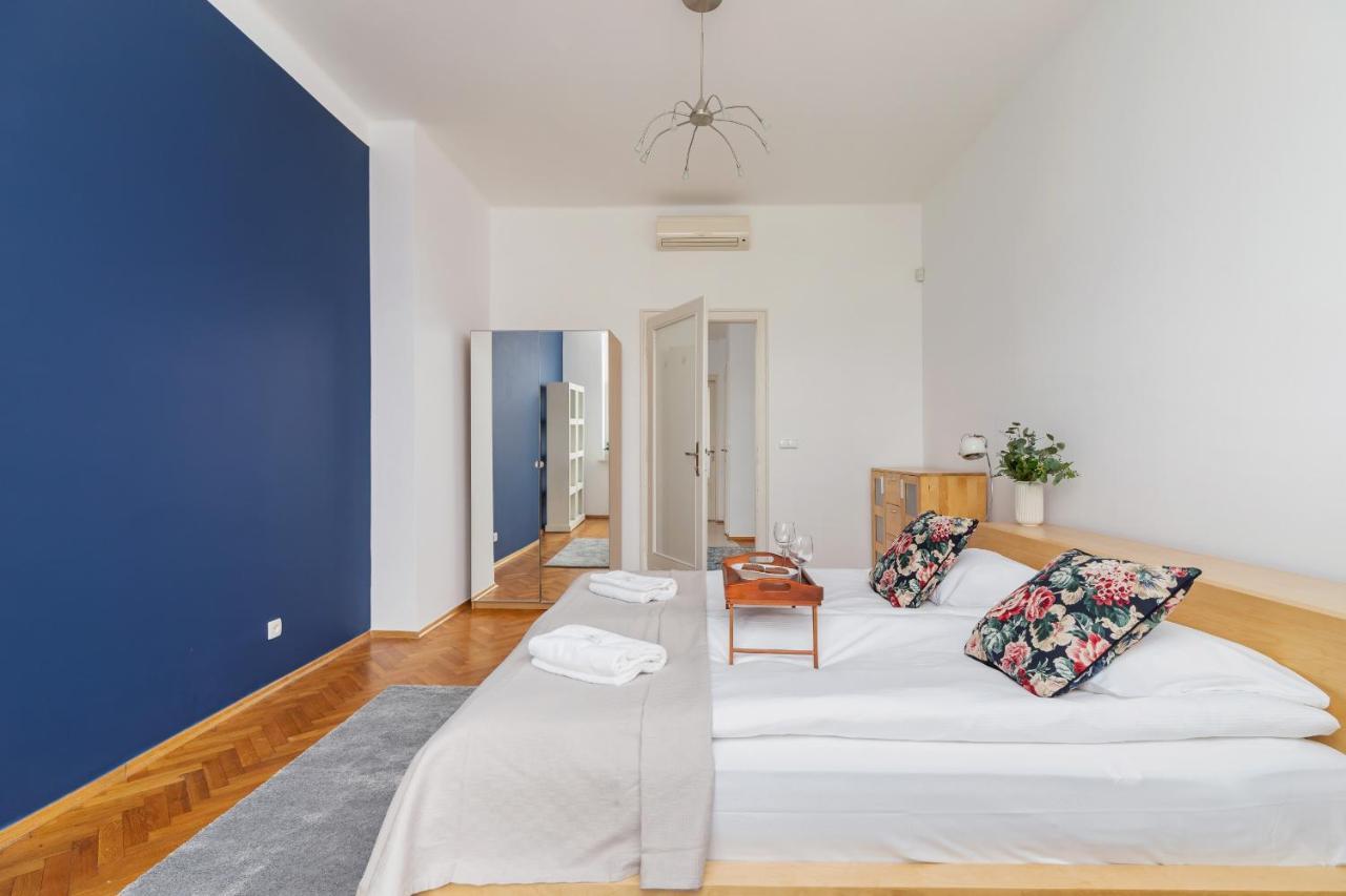 Slowacki Avenue Family By Renters