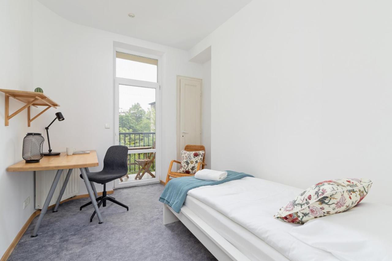 Slowacki Avenue Family By Renters