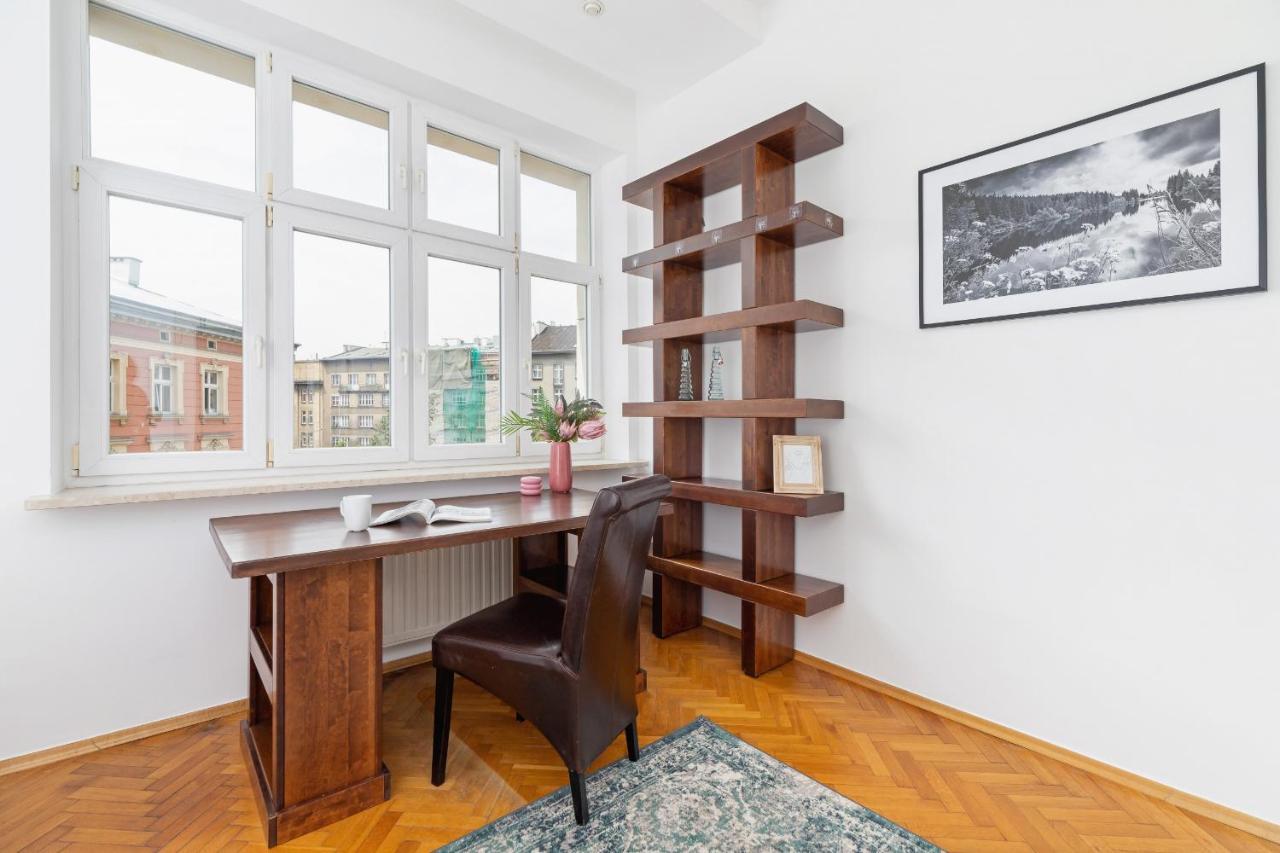 Slowacki Avenue Family By Renters *