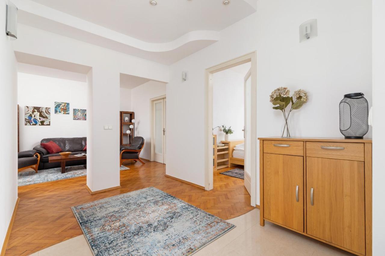 Slowacki Avenue Family By Renters *