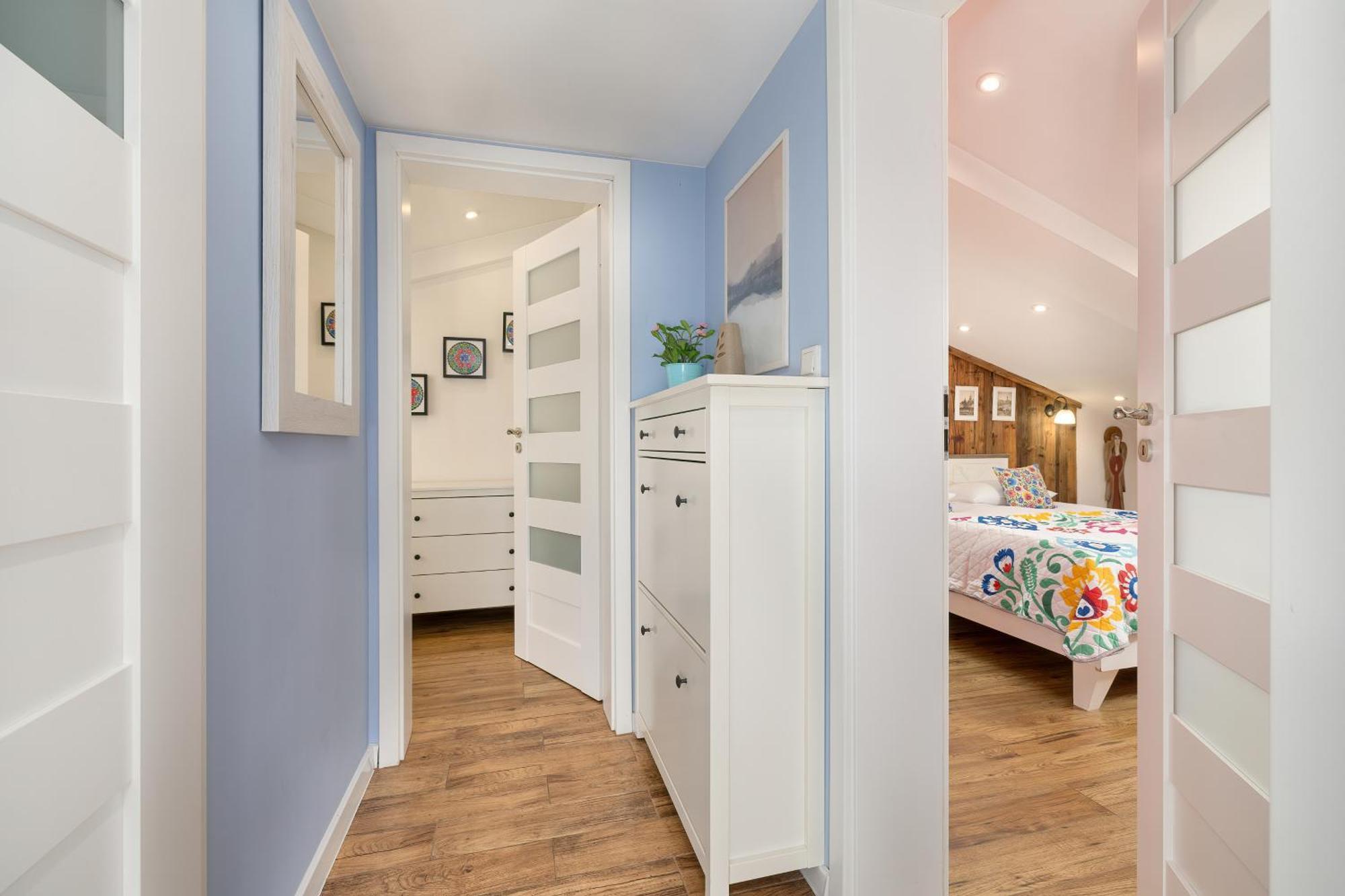 Slowacki Avenue Family By Renters *